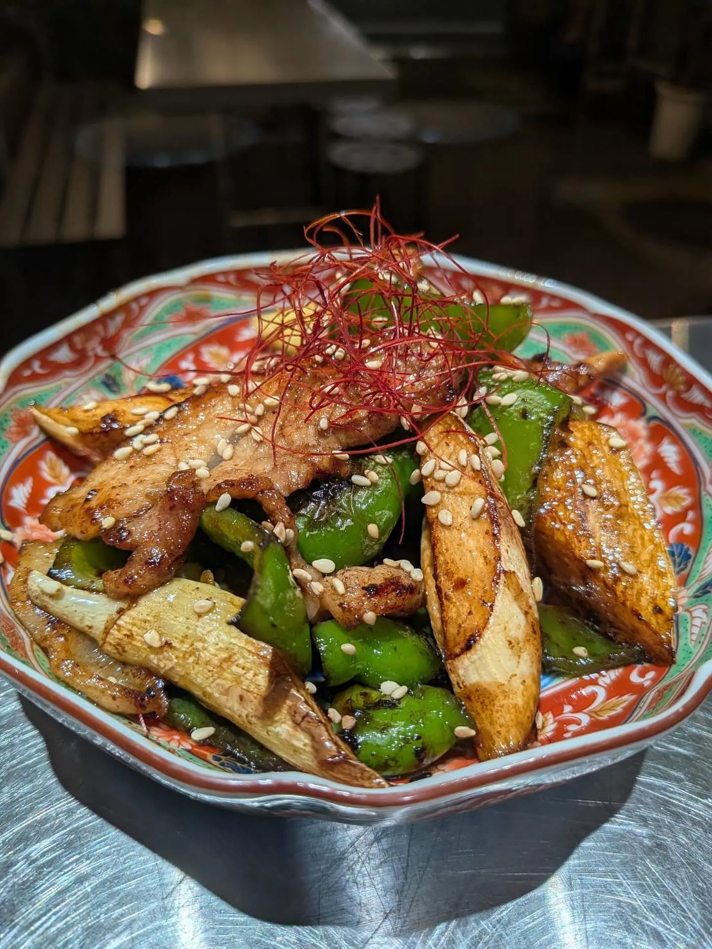 新鮮なマコモダケとジューシーな国産豚肉を使用した一品「豚肉と...