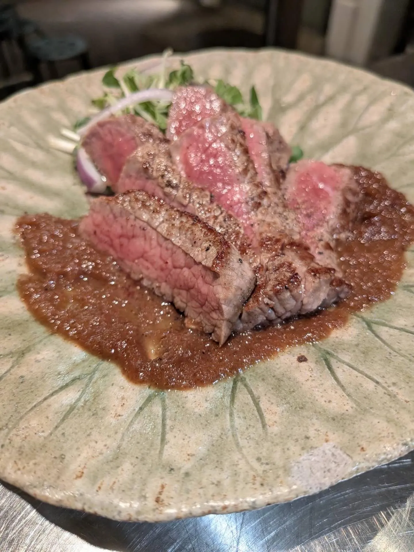 牛ももステーキ黒ニンニクソース