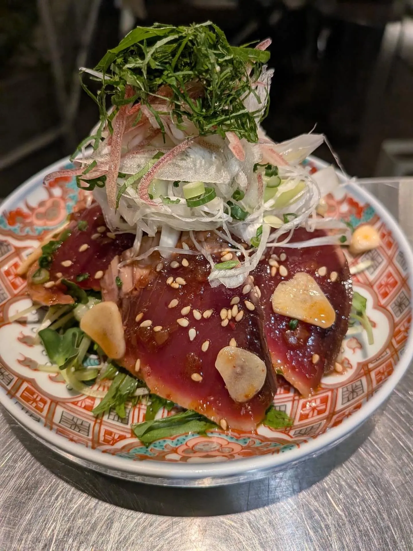 薬味たっぷりと漬けカツオ